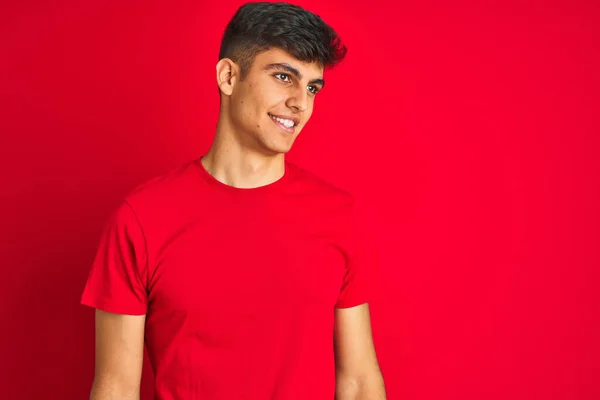 Hombre Indio Joven Con Camiseta Pie Sobre Fondo Rojo Aislado — Foto de Stock