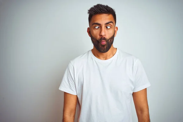 Ung Indian Man Bär Shirt Stående Över Isolerad Vit Bakgrund — Stockfoto