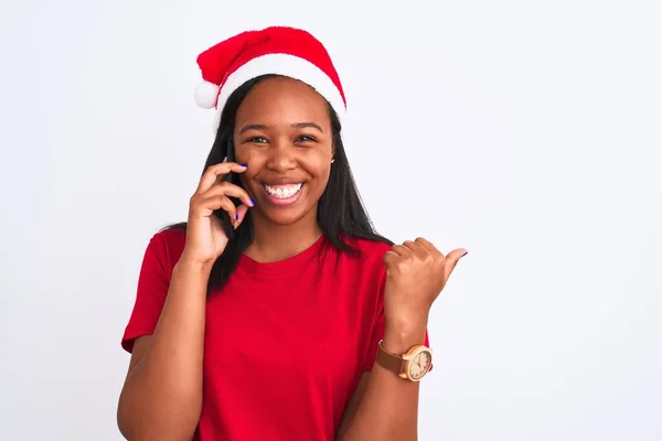 Joven Mujer Afroamericana Vistiendo Sombrero Navidad Hablando Teléfono Inteligente Señalando — Foto de Stock
