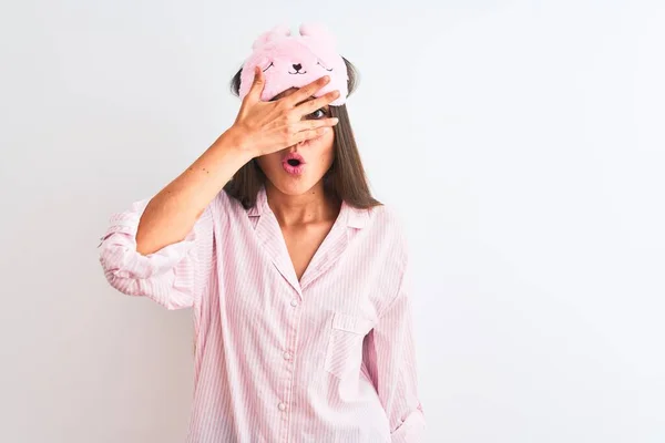 Joven Hermosa Mujer Con Máscara Sueño Pijama Sobre Fondo Blanco — Foto de Stock