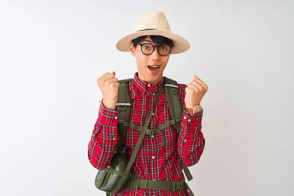 Caminante Chino Con Sombrero Gafas Comedor Mochila Sobre Fondo Blanco — Foto de Stock