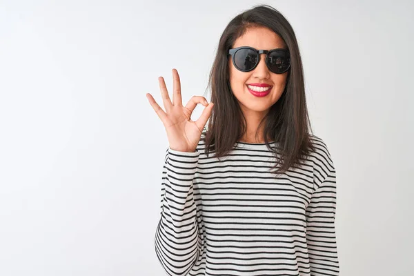 Mujer China Con Camiseta Rayas Gafas Sol Pie Sobre Fondo — Foto de Stock