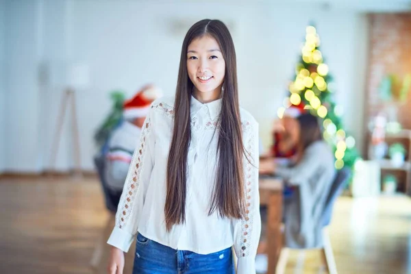 Jonge Mooie Chinese Vrouw Glimlachend Gelukkig Zelfverzekerd Staande Met Een — Stockfoto