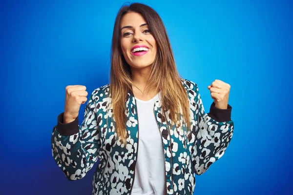 Jonge Mooie Vrouw Draagt Een Jasje Dat Een Blauwe Geïsoleerde — Stockfoto