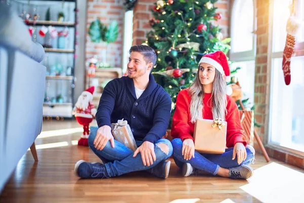 Junges Paar Mit Weihnachtsmann Hut Das Hause Auf Dem Boden — Stockfoto
