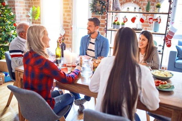 Hermosa Reunión Familiar Sonriendo Feliz Confiado Comer Pavo Asado Celebrando — Foto de Stock