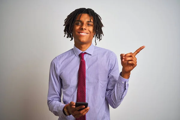 Hombre Negocios Afroamericano Con Rastas Usando Teléfono Inteligente Sobre Fondo — Foto de Stock