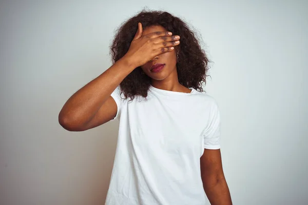 Mujer Afroamericana Joven Usando Camiseta Pie Sobre Fondo Blanco Aislado — Foto de Stock