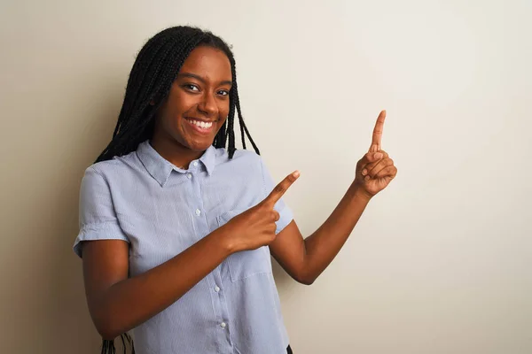 Jeune Femme Afro Américaine Portant Une Chemise Rayée Debout Sur — Photo