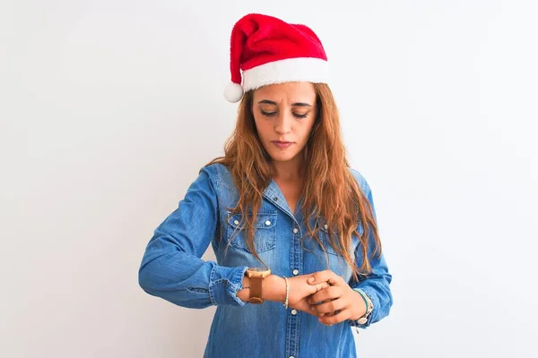 Jonge Mooie Roodharige Vrouw Dragen Kerst Hoed Geïsoleerde Achtergrond Controleren — Stockfoto