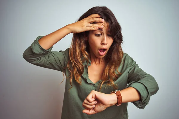 Giovane Bella Donna Indossa Camicia Verde Piedi Sopra Sfondo Grigio — Foto Stock