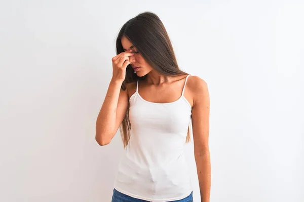 Jovem Mulher Bonita Vestindo Camiseta Casual Sobre Fundo Branco Isolado — Fotografia de Stock
