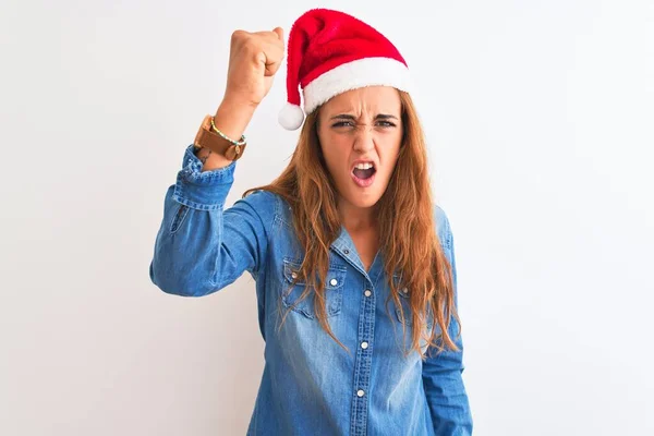 Jonge Mooie Roodharige Vrouw Draagt Kerstmuts Geïsoleerde Achtergrond Boos Gek — Stockfoto