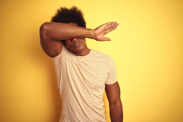 Homem Americano Com Cabelo Afro Vestindo Camiseta Listrada Sobre Fundo — Fotografia de Stock