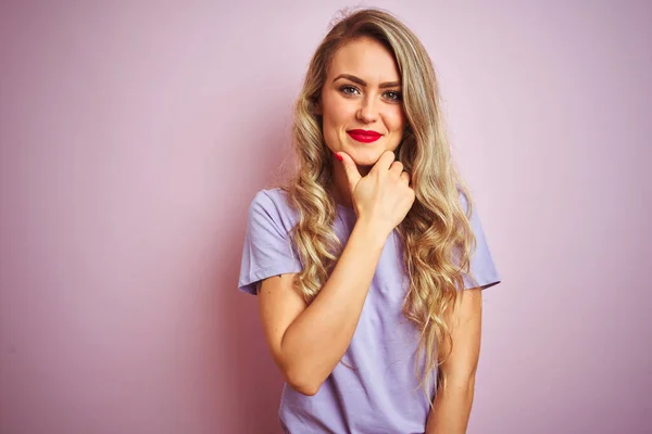 Mulher Bonita Nova Vestindo Camiseta Roxa Sobre Fundo Isolado Rosa — Fotografia de Stock