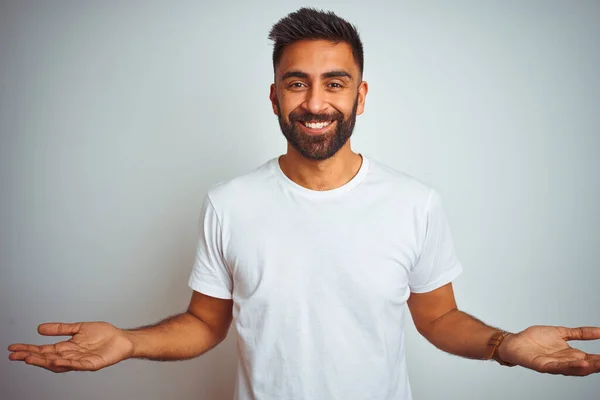 Jonge Indiaanse Man Draagt Shirt Staan Geïsoleerde Witte Achtergrond Clueless — Stockfoto