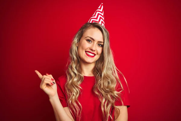 Junge Schöne Frau Trägt Bitrhday Hut Über Rotem Isoliertem Hintergrund — Stockfoto