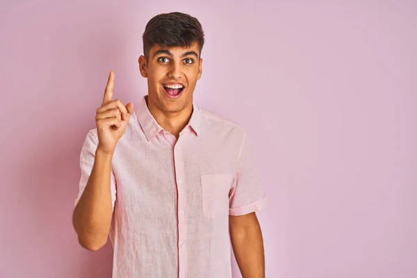 Giovane Uomo Indiano Indossa Camicia Casual Piedi Sopra Isolato Sfondo — Foto Stock