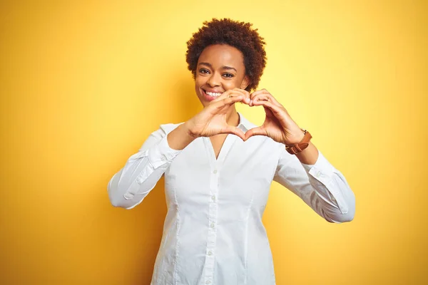 Αφροαμερικανή Επιχειρηματίας Πάνω Από Απομονωμένο Κίτρινο Φόντο Χαμογελώντας Στην Αγάπη — Φωτογραφία Αρχείου