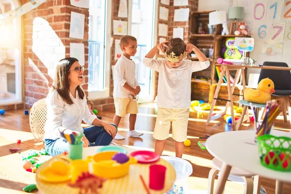 Vacker Lärare Och Småbarn Leker Med Kung Krona Runt Massor — Stockfoto