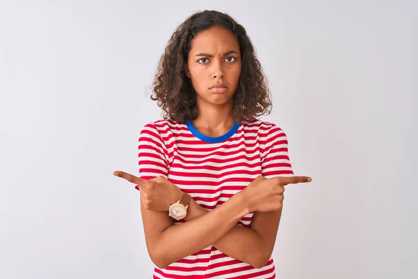 Mujer Brasileña Joven Vistiendo Camiseta Rayas Rojas Pie Sobre Fondo —  Fotos de Stock