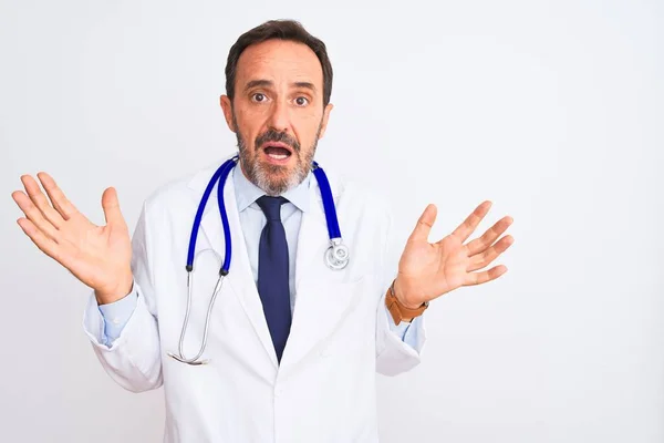 Médecin Âge Moyen Homme Portant Manteau Stéthoscope Debout Sur Fond — Photo