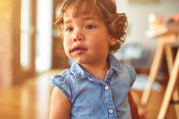Schöne Kleinkind Mädchen Trägt Blaues Jeanshemd Das Auf Dem Boden — Stockfoto
