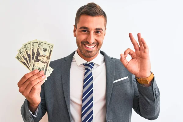 Молодий Красивий Бізнесмен Тримає Купу Доларів Банкноти Над Ізольованим Тлом — стокове фото
