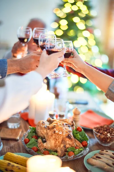 Bella Riunione Famiglia Sorridente Felice Fiducioso Mangiare Tacchino Arrosto Tostare — Foto Stock