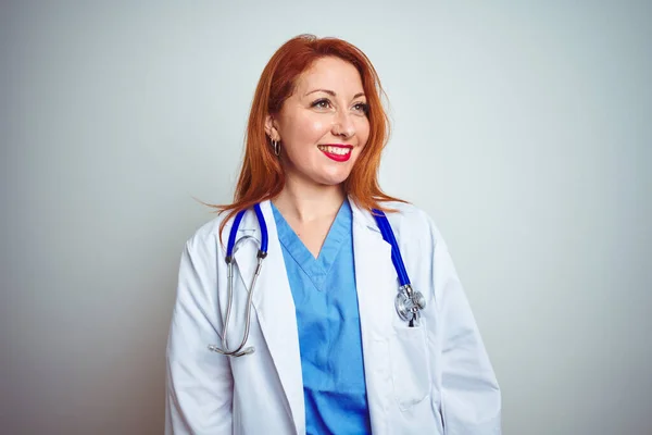 Jeune Femme Médecin Rousse Utilisant Stéthoscope Sur Fond Blanc Isolé — Photo