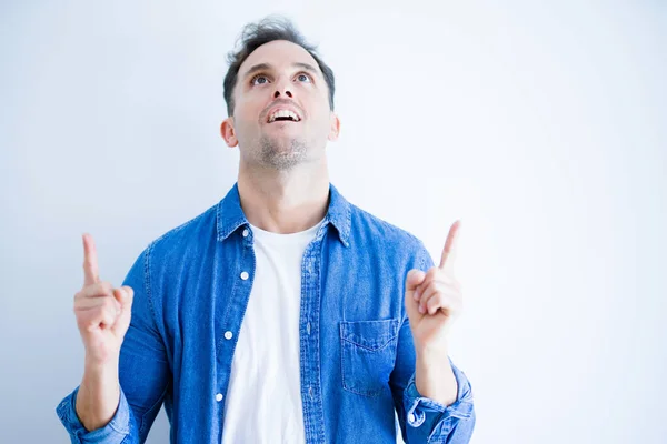 Giovane Bell Uomo Che Indossa Camicia Jeans Piedi Sopra Isolato — Foto Stock