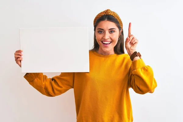 Giovane Bella Donna Che Indossa Diadema Tenendo Banner Sfondo Bianco — Foto Stock