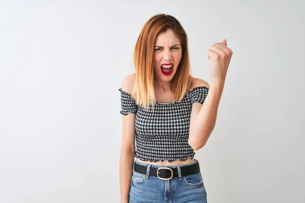 Mooie Roodharige Vrouw Draagt Casual Shirt Staan Geïsoleerde Witte Achtergrond — Stockfoto