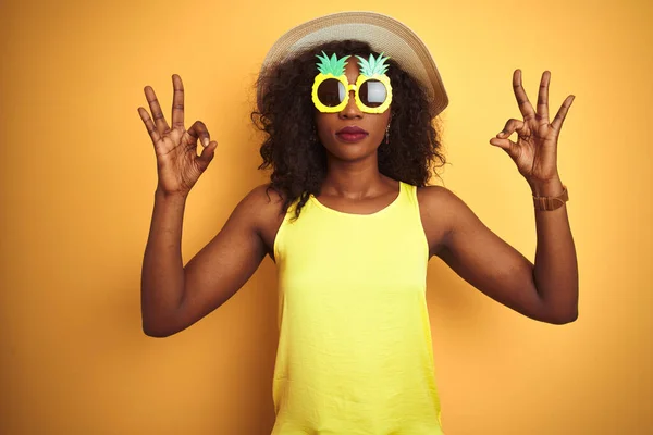 Afrikansk Amerikansk Kvinna Bär Roliga Ananas Solglasögon Över Isolerad Gul — Stockfoto