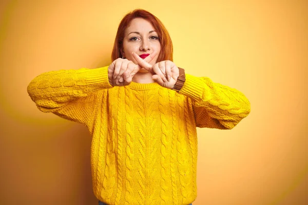 Hermosa Pelirroja Vistiendo Suéter Invierno Pie Sobre Fondo Amarillo Aislado —  Fotos de Stock