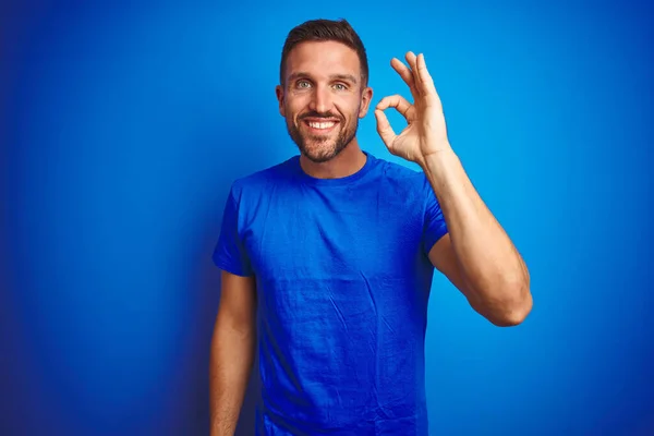 Joven Hombre Guapo Con Camiseta Casual Sobre Fondo Azul Aislado — Foto de Stock