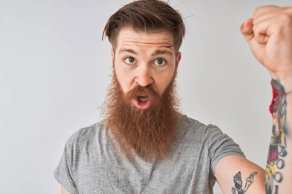 Jonge Roodharige Ierse Man Met Een Shirt Geïsoleerde Grijze Achtergrond — Stockfoto