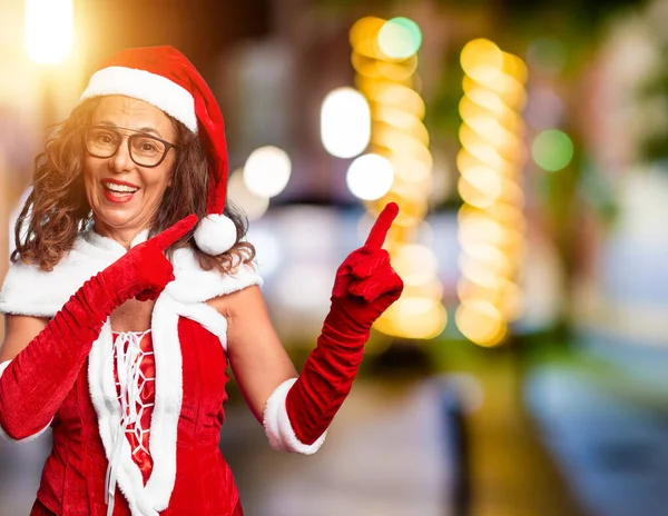 Frau Mittleren Alters Weihnachtsmann Kostüm Lächelt Und Blickt Die Kamera — Stockfoto