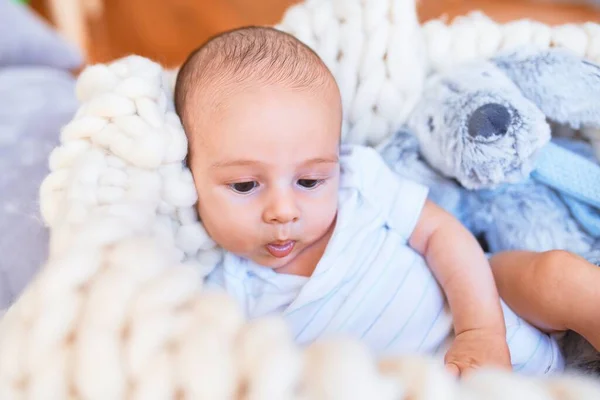 Entzückendes Baby Das Hause Auf Einer Decke Auf Dem Boden — Stockfoto