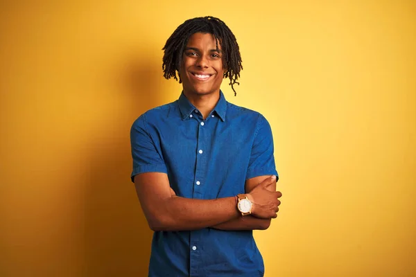 Homem Afro Com Dreadlocks Vestindo Camisa Jeans Casual Sobre Fundo — Fotografia de Stock