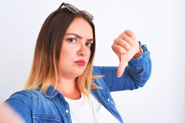 Jonge Mooie Vrouw Draagt Denim Shirt Staan Geïsoleerde Witte Achtergrond — Stockfoto