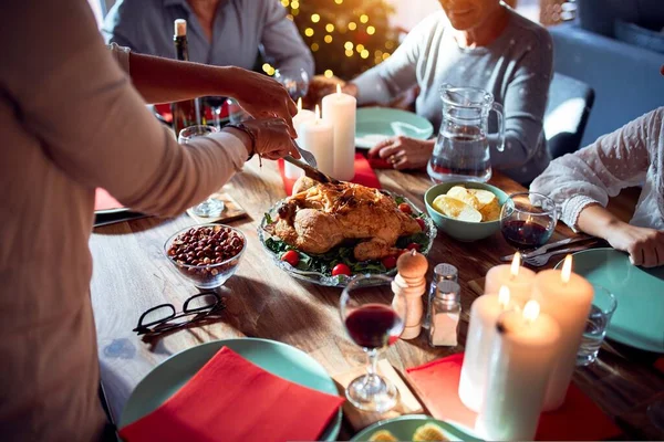 伝統的な食べ物や装飾でクリスマスの前夜を祝う家で家族や友人の食事 夕食のために七面鳥を準備 — ストック写真