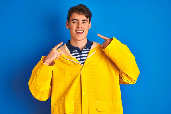 Adolescente Pescador Menino Vestindo Capa Chuva Amarela Sobre Fundo Isolado — Fotografia de Stock