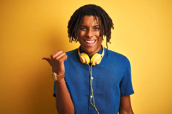 Afro Americano Uomo Con Dreadlocks Indossando Cuffie Sfondo Giallo Isolato — Foto Stock