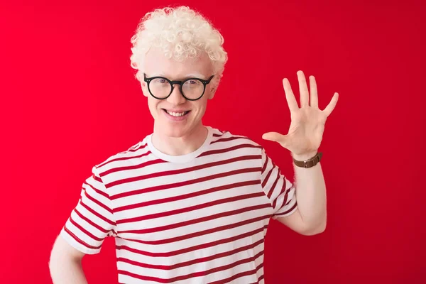 Νέοι Albino Ξανθός Άνδρας Φορώντας Ριγέ Shirt Και Γυαλιά Πάνω — Φωτογραφία Αρχείου