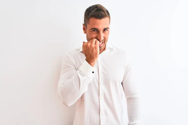 Jovem Homem Negócios Bonito Vestindo Camisa Elegante Sobre Fundo Isolado — Fotografia de Stock