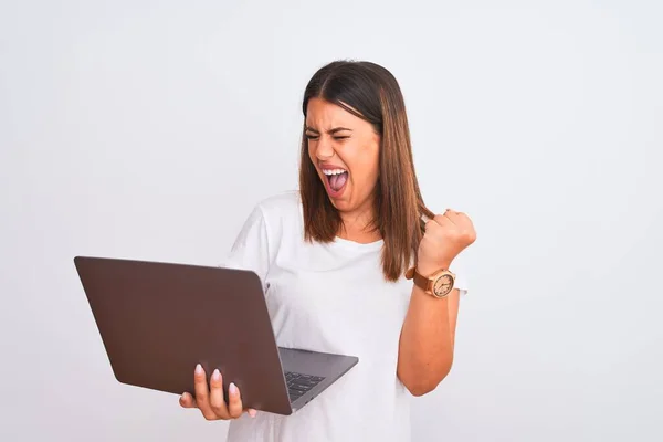 漂亮的年轻女性在白色背景下使用电脑笔记本电脑工作时 非常高兴和兴奋地举起双臂 微笑着 尖叫着要成功 庆祝概念 — 图库照片