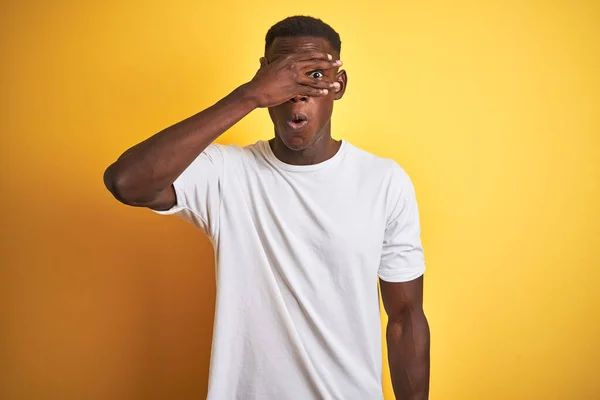 Hombre Afroamericano Joven Con Camiseta Blanca Pie Sobre Fondo Amarillo —  Fotos de Stock