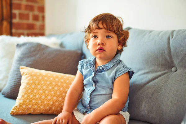 漂亮的蹒跚学步的小女孩用奶嘴在地毯上玩玩具 — 图库照片