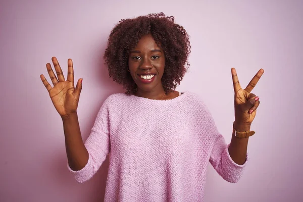 Mladý Africký Afro Žena Sobě Svetr Stojící Nad Izolované Růžové — Stock fotografie